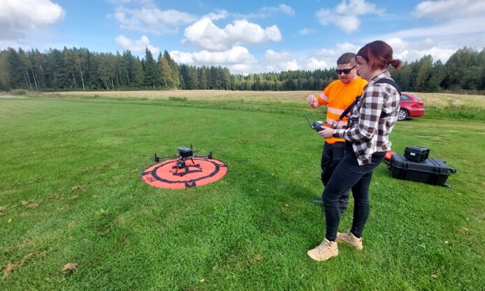Drooni ja droonin lennättäjiä.