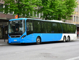 Linja-auto pysäkillä.