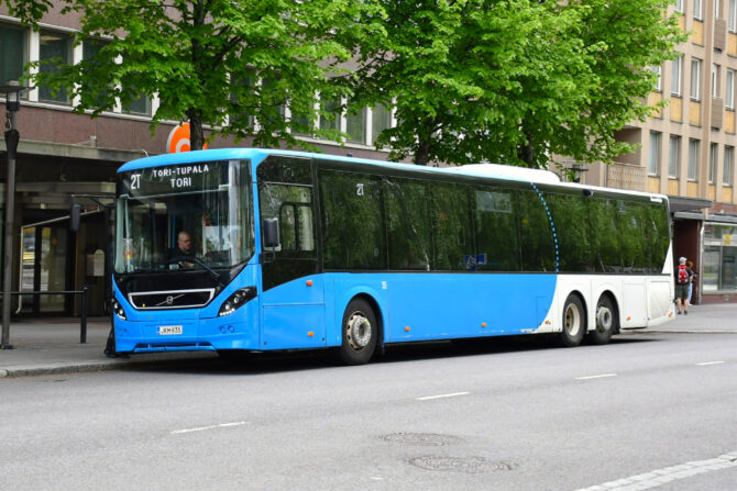 Linja-auto pysäkillä.