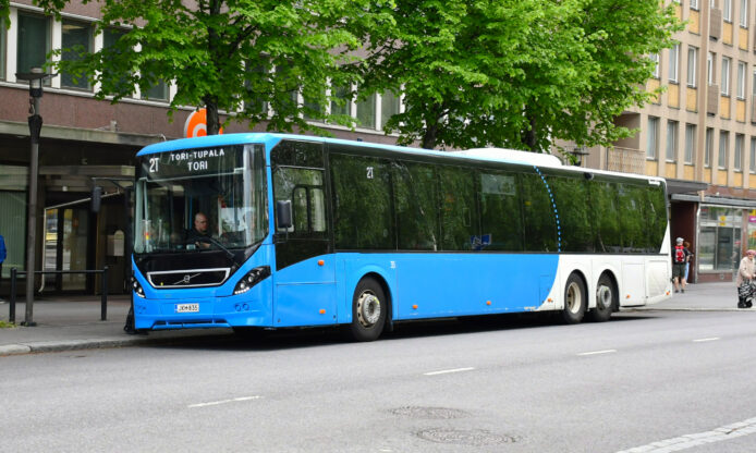 Linja-auto pysäkillä.