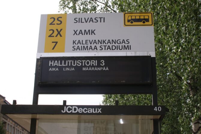 Linja-autopysäkin kyltti.