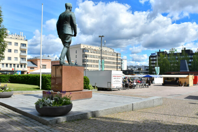 Päämajapatsas ja Hallitustori.