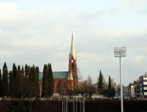 Urheilupuisto, taustalla tuomiokirkko.