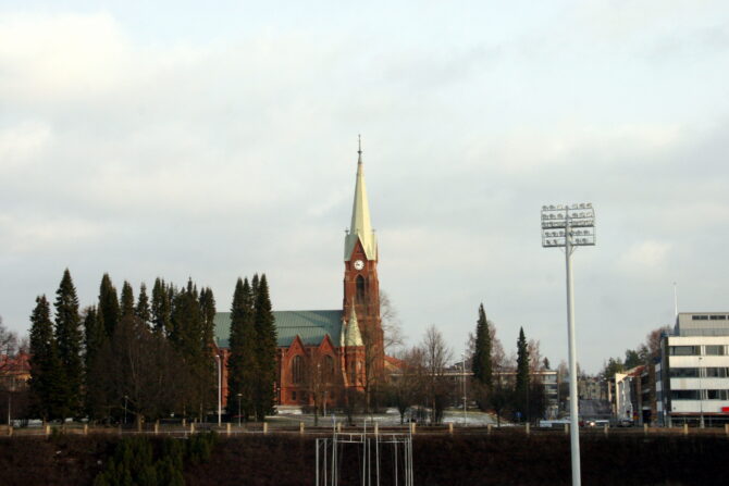 Urheilupuisto, taustalla tuomiokirkko.
